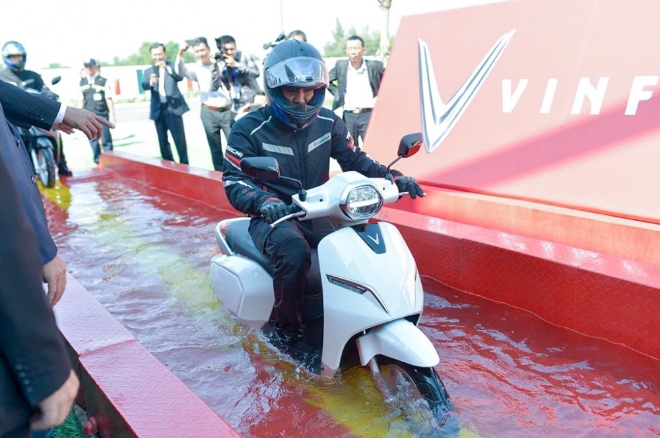 전기 오토바이 '클라라'는 베트남의 특수한 기후에 견딜수 있도록 설계해 방수기능이 뛰어나다.