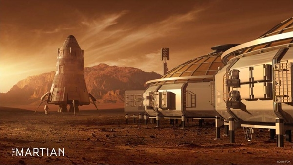 나사가 2030년대에 화성에 인류를 보내기 앞서 우주선 연료를 현지에서 생산할 자율로봇을 보내기 위해 한창 작업중이다. 사진은 지난 2015년 개봉한 영화 마션의 한장면. 지구 귀환에 사용될 우주선의 모습이 보인다. (사진=21세기폭스)