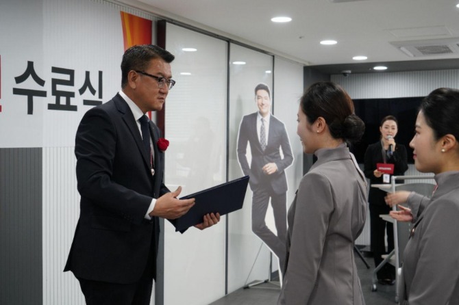 호남을 기반으로 하는 지역항공사 ㈜에어필립이 지난 2일 서울 에어필립 본사(강서구 마곡동)에서 3기 신입·경력 객실승무원 23명의 수료식을 개최했다. /에어필립=제공