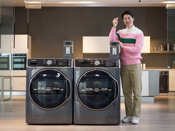 모델이 삼성전자 'B2B 세탁기·건조기'를 소개하고 있다. 사진=삼성전자.