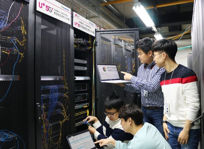 LG유플러스는 6일 세계 최초 5G 상용화를 앞두고 최적의 네트워크 품질 관리를 위해 ‘5G 네트워크 품질 통합 측정 분석 시스템’을 도입했다.
