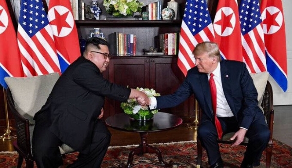 지난 6월 싱가포르 정상회담 당시 김정은 북한 국무위원장(왼쪽)과 도널드 트럼프 미국 대통령(오른쪽)이 악수를 나누고 있는 모습 (사진제공= 미 백악관)
