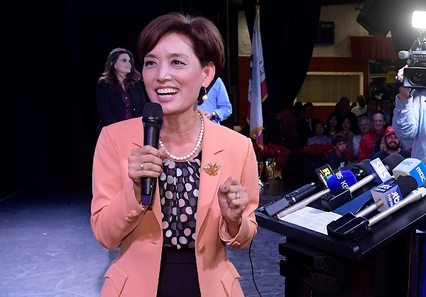 한국계 여성으로는 최초로 미국 연방하원 당선이 유력시 되는 공화당의 영김 후보가 6일(현지시간) 캘리포니아주 로스앤젤레스에서 지지자들을 향해 연설하고 있다. 사진=뉴시스. 