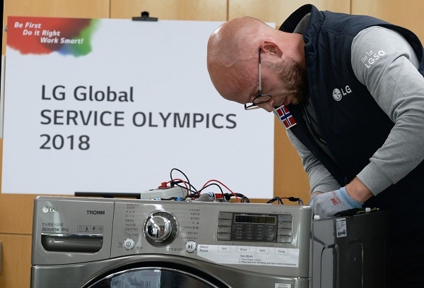 지난 7일 경기도 평택 소재 LG전자 러닝센터에서 열린 ‘제1회 글로벌서비스 기술올림픽'에 LG전자 해외 서비스 엔지니어들이 수리실력을 겨루고 있다. 사진=LG전자.