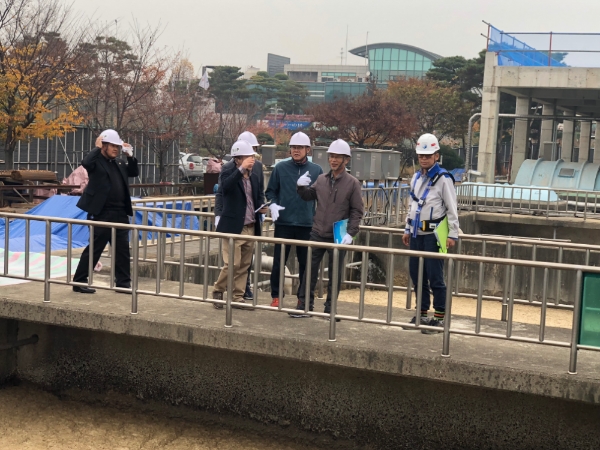 정하영 김포시장(오른쪽 두 번째)이 오산 제1하수처리장을 견학하고 있다. /사진=서희건설