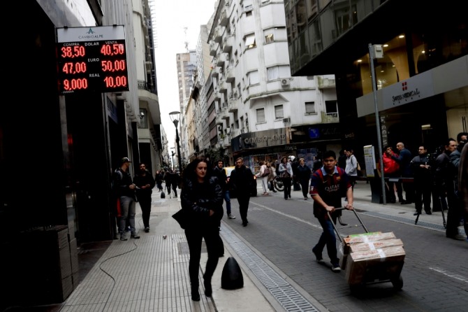 국제신용평가사 피치는 경제위기를 겪고 있는 아르헨티나의 신용등급을 부정적으로 하향 조정했다. 사진=뉴시스
