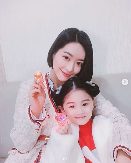 KBS2TV 일일드라마 '끝까지 사랑'에서 홍수아가 모녀로 호흡을 맞추는 아역배우 이아로와 담은 보석반지를 낀 현장 비하인드 컷을 공개했다사진=홍수아 인스타그램 캡처