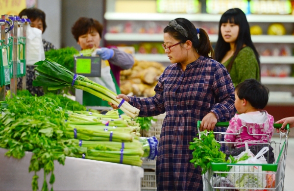 중국의 한 슈퍼마켓에서 주부가 야채를 살펴보고 있다. 사진=뉴시스.