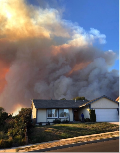 캘리포니아 대형 산불이 인구 밀집지역인 말리부로 향하고 있다. 소방당국은 산불은 통제불능 상태에 빠졌다고 밝혔다. 사진=AP/뉴시스