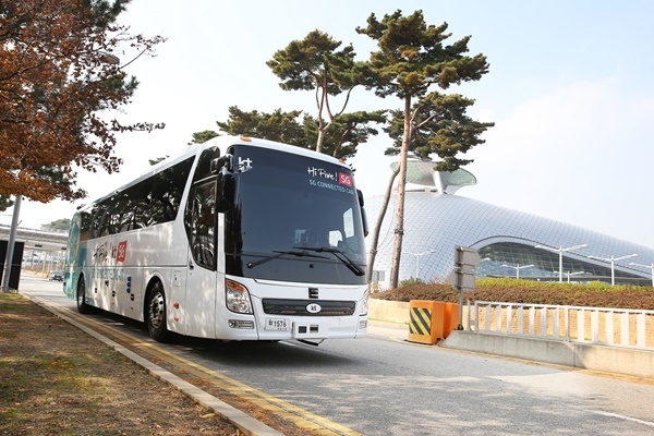 KT 자율주행 버스가 인천국제공항 제1터미널 장기주차장을 지나고 있다.(사진=KT)