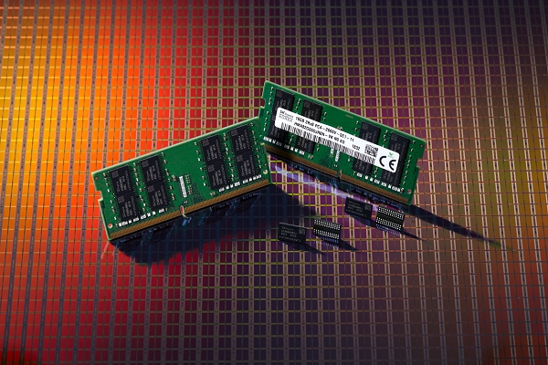  SK하이닉스가 개발한 2세대 10나노급(1y) DDR4 D램. 사진=SK하이닉스.