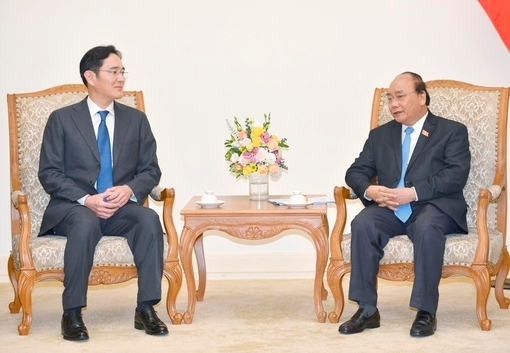 이재용 삼성전자 부회장은 최근 베트남을 방문한 자리에서 응우웬 쑤언 푹 총리와 만나 적극적인 투자를 약속했다.