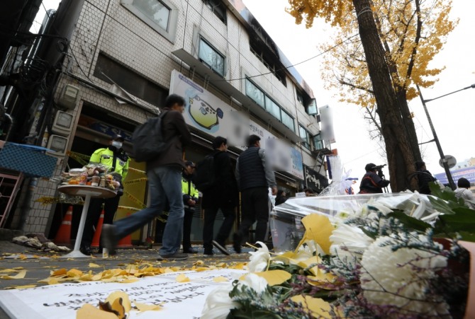 지난 9일 화재 사고가 발생한 고시원 앞 추모 행렬이 이어지고 있다. 사진=뉴시스.