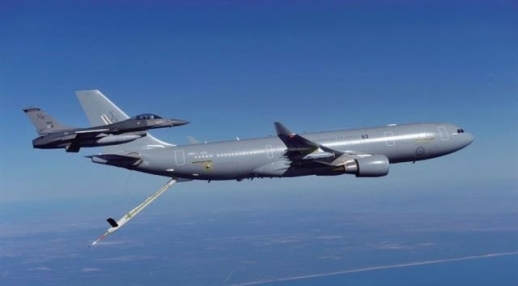공군 전투기의 작전 반경을 늘려 줄 공중급유기 1호기가 12일 우리나라에 도착한 것으로 알려졌다.