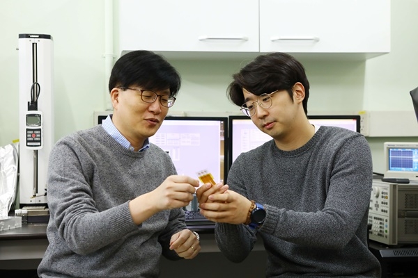 KAIST 전기및전자공학부 유승협(사진 왼쪽) 교수와 이현우 박사과정이 자신들이 개발한 센서를 살펴보고 있다. (사진=KAIST)