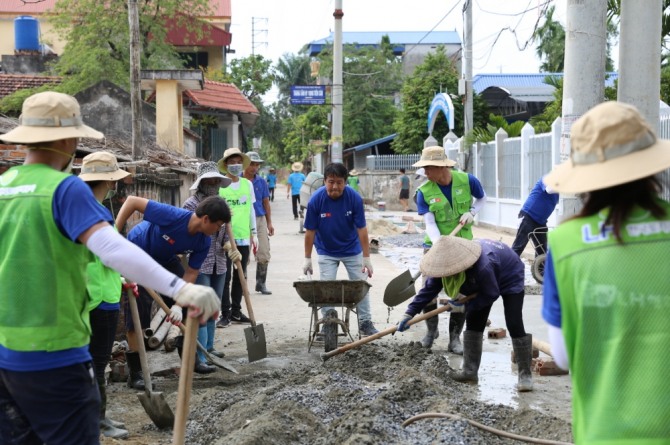 LH 나눔봉사단이 베트남 흥옌(Hung Yen)성 주거환경 개선을 위한 공사작업을 하고 있다. 사진=한국토지주택공사