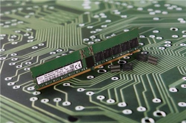 SK하이닉스가 개발한 2세대 10나노급(1y) DDR5 D램. 사진=SK하이닉스.