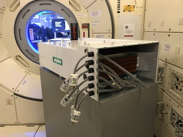 HPE가 스페이스본 컴퓨터(Spaceborne Computer) 프로젝트 실험의 일환으로 국제우주정거장(ISS) 우주비행사들에게 고성능 컴퓨팅(HPC)  서비스를 제공한다고 밝혔다. (사진=HPE)