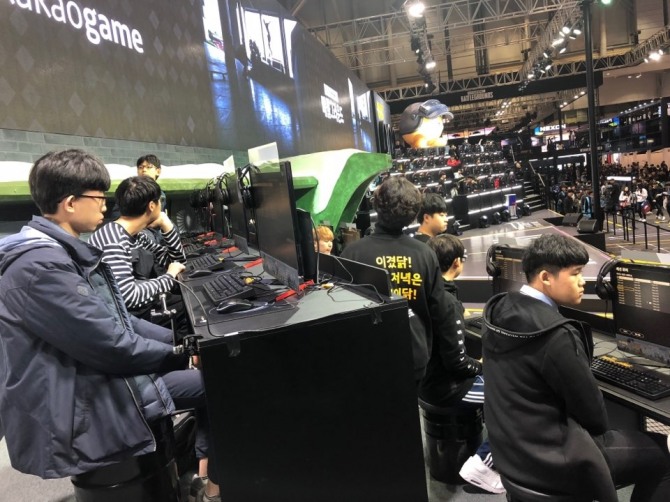 카카오게임즈는 관람객들이 직접 PC게임으로 참여할 수 있는 시연존을 마련했다.(사진=표진수 기자)