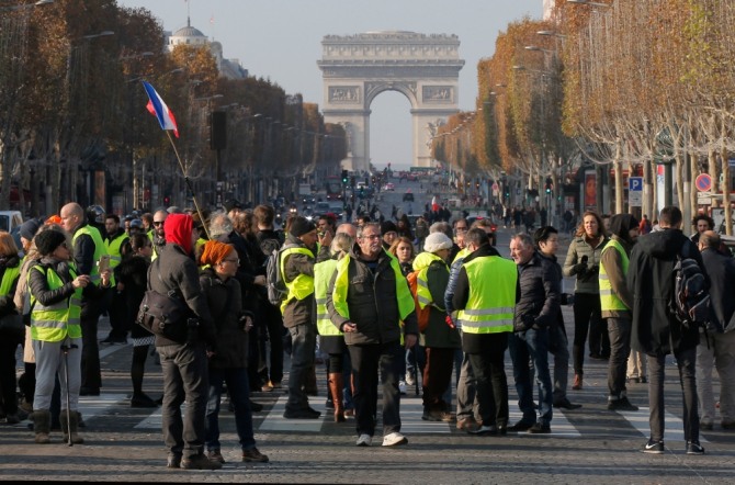 파리의 샹젤리제 거리에서 17일(현지 시간) 유류세 인상 항의시위대가 거리를 봉쇄하고 있다. 사진=AP/뉴시스