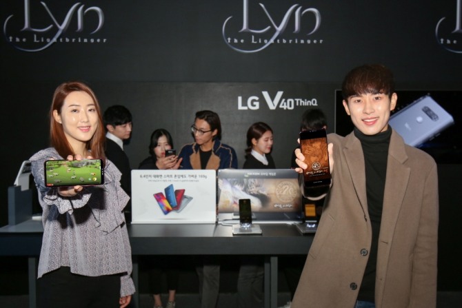 LG전자 프리미엄 스마트폰 LG V40 씽큐가 국내최대게임축제 ‘지스타 2018’에서 모바일게이머들의눈과 귀를 사로잡고 있다고 18일 밝혔다.