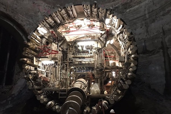 일론 머스크가 지난 2월 올린 LA지역 루프용 터널 굴착공사 사진(사진=일론머스크 트위터)