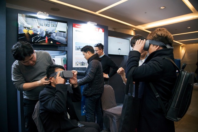 SK텔레콤은 지난달 30~31일 이틀 간 서울 광진구 워커힐 호텔에서 SK그룹 13개 관계사의 ICT 기술과 서비스를 공유하는 ‘SK ICT 테크 서밋 2018’을 개최했다. VR 기계를 사용하고 있는 관계자 모습 (사진=SK텔레콤)