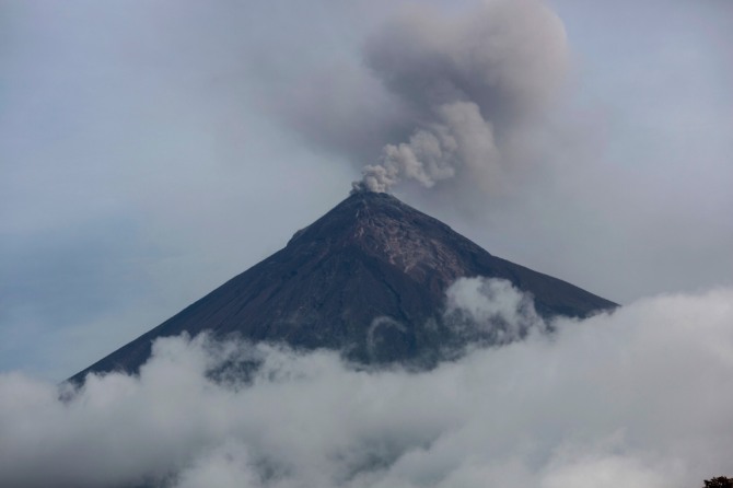 지난 6월15일 과테말라 산 미겔 로스 로테스에 위치한 푸에고 화산의 분화로 화산재가 치솟고 있다. 사진=뉴시스