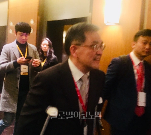 ‘2018 보아오포럼 서울회의’에 참석한 권오현 삼성전자 회장이 행사장을 빠져나가고 있다.
