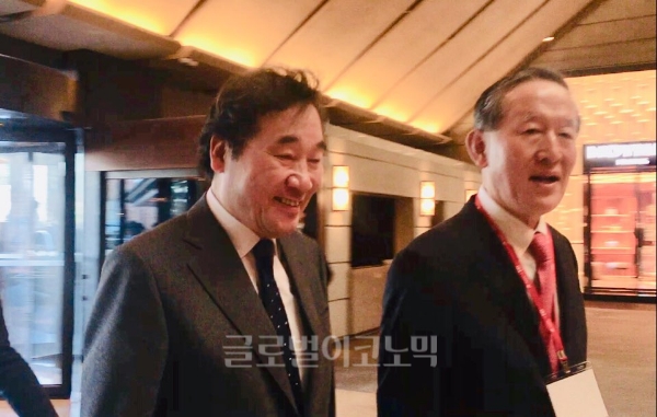 이낙연 국무총리(왼쪽)와 허창수 GS그룹 회장이 담소를 나누며 행사장에 들어서고 있다. 이날 허 회장은 개회사를 1분여 만에 마쳤다.