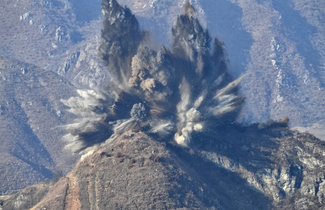 국방부는 20일 북측이 비무장지대(DMZ) 중부전선 GP(감시초소)를 폭파하는 장면을 공개했다. (사진=국방부/뉴시스)