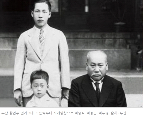 두산그룹 재벌가 4세인 박서원과  아나운서 조수애의 결혼이 화제이다. 올해 40살인 박서원 오리콤 부사장과 올해 27살인 조수애 JTBC 아나운서가 결혼한다. 박서원 조수애 커플의 나이차는 무려 13살이다.  박서원 부사장은 대한상공회의소 회장 이자 두산인프라코어 회장인 박용만의  장남이다.