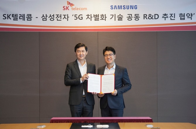 SK텔레콤이 5G 상용화 후에도 독보적인 고품질의 5G 서비스를 제공하기 위해 삼성전자와 협력을 강화한다. 사진은 서울 을지로에 위치한 T타워에서 진행된 협약식에서 SK텔레콤 박진효 ICT 기술원장(오른쪽), 삼성전자 전경훈  네트워크 사업부 부사장이 '5G 차별화 기술 공동 R&D 추진 협약'을 체결하고 있는 모습.