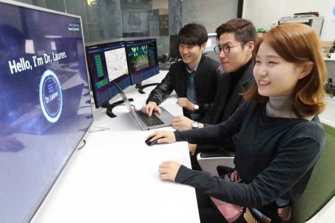서울시 서초구 KT 연구개발센터에서 연구원들이 인공지능 기반 네트워크 장애분석 솔루션 ‘닥터로렌’을 시연하고 있다.