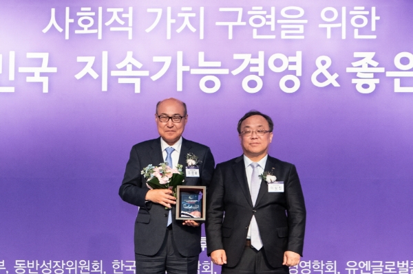 이날 수상식에서 신한금융지주회사 우영웅 부사장(사진 왼쪽)과 한국표준협회 이상진 회장이 기념 촬영을 하고 있다.