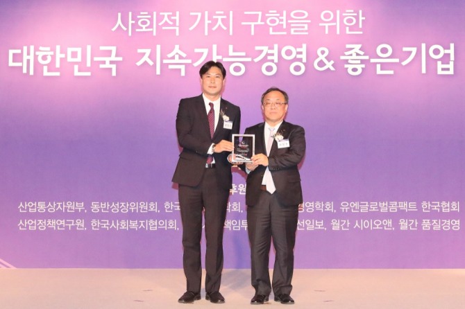 KT는 22일 인터컨티넨탈 서울 코엑스 호텔에서 열린 2018 대한민국 지속가능성 대회에서 대한민국 지속가능성 지수 통신업종 1위와 5년 연속 지속가능성보고서상 1위를 차지했다고 밝혔다.