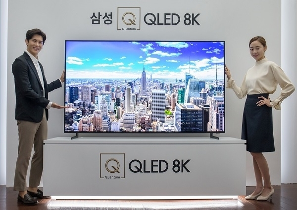 삼성전자 모델들이 7일 서울 반포 플로팅 아일랜드 컨벤션홀에서 열린 'Q LIVE' 행사에서 'QLED 8K' TV를 소개하고 있다. 사진=삼성전자.