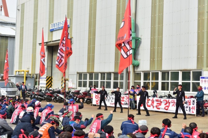 금속노조 현대중공업지부는 지난 21일 사측의 부당노동행위, 임단협 난항 등에 항의해 4일간 파업을 이어간다고 밝혔다. 사진=현대중공업 노조