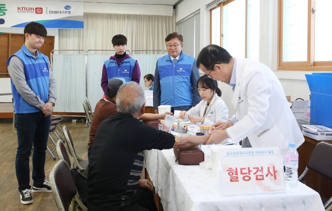 DGB대구은행이 칠곡 경북대 병원 의사들과 함께 의료 봉사활동을 진행하고 있다. 사진=DGB대구은행 제공