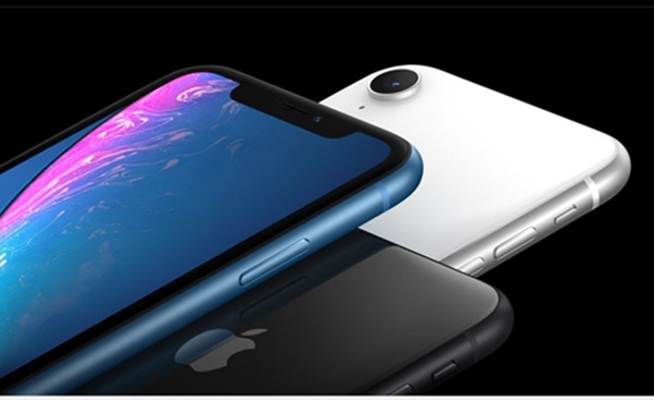 애플이 지난 9월 단종을 선언했던 2017년 나온 아이폰X 생산을 재개하는 한편 일본에서는 아이폰XR가격을 다음주부터 할인할 것으로 알려졌다. 사진은 지난 9월 발표된 아이폰XR (사진=애플)