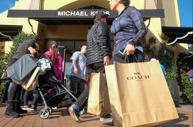 미국 최대의 쇼핑시즌인 블랙프라이데이를 맞아 쇼핑객들이 백화점에서 쇼핑한 후 나오고 있다. 사진=AP/뉴시스