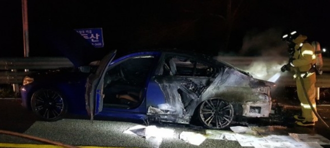 24일 오전 0시 35분께 전북 임실군 운암면 인근 도로를 달리던 BMW M5 차량에서 불이 났다. 사진=전북소방본부 