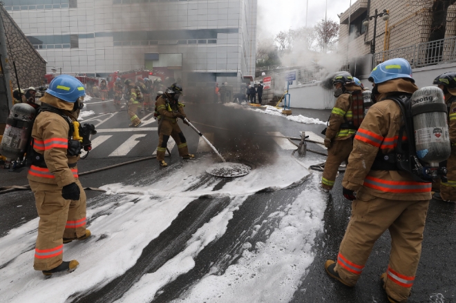 24일 오후 서울 서대문구 충정로 3가 KT 건물지하 통신구에서 화재가 발생해 소방관들이 화재를 진압하고 있다. KT건물 지하통신구 화재로 인해 서울도심 곳곳에 통신장애가 발생하고 있다. 사진=뉴시스