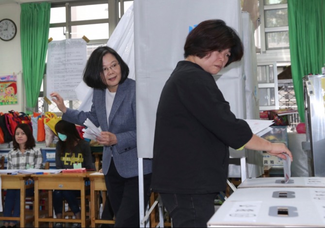 타이완 수도 타이베이(台北) 등 6대 직할시 시장과 시의원 등 공직자를 선출하는 지방선거가 24일 실시됐다. 차이잉원 대만 총통(왼쪽)이 신베이시의 한 투표소에서 투표를 하고 있다. 사진=뉴시스