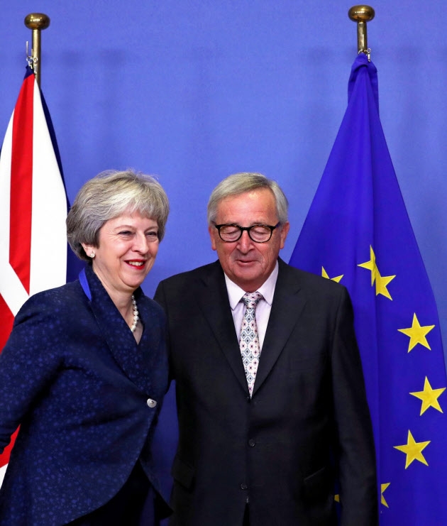테레사 메이 영국 총리와 장 클로드 융커 유럽연합 집행위원장. 사진=로이터/뉴스1