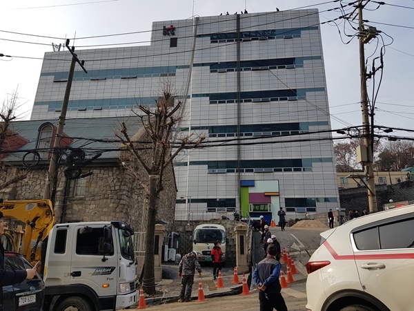 25일 오후 2시경 지하 통신구 화재가 발생한 서울 서대문 KT 아현국사 건물위로 광케이블이 올라가고 있다. KT관계자는 지하통신구로 직접 넣을 수 없어 건물을 통과해 지하로 포설한다고 밝혔다.(사진=이재구 기자)