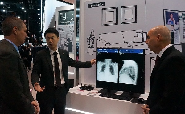관람객들이 현지시간 25일 미국 시카고에서 개막한 '북미방사선의학회 2018'에 마련된 LG전자 부스에서 의료상황별 맞춤형 의료용 영상기기를 살펴보고 있다. 사진=LG전자.