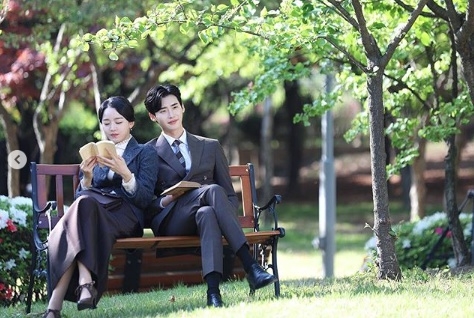 27일 밤 10시에 SBS 특집드라마 '사의찬미'가 방송되는 가운데 극중 김우진 역의 이종석이 윤심덕 역의 신혜선과 담은 다정한 모습의 투샷을 게재해 본방사수를 독려했다. 사진=이종석 인스타그램 캡처