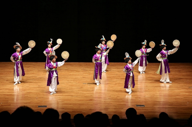 서울남산국악당 크라운해태홀에서 열리는 영재국악회에서 '광명청소년예술단'이 '버꾸춤' 공연을 선보이고 있다. 크라운제과=제공