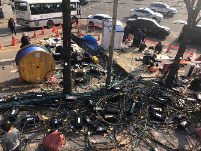 KT 이동통신 가입자가 지난 24일 서울 아현지사 통신구 화재 이후 3영업일째 감소세를 기록하고 있다.